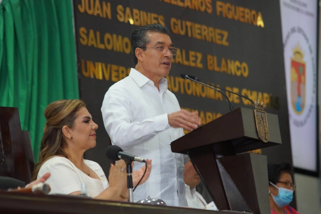El mandatario estatal durante su informe. Foto 'La Jornada' 
