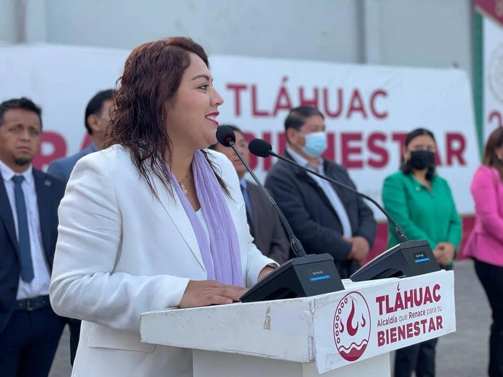 Berenice Hernández, alcaldesa de Tláhuac durante el izamiento de bandera que da inicio a los festejos patrios en la demarcación. Foto Tomada del Twitter @bereheca