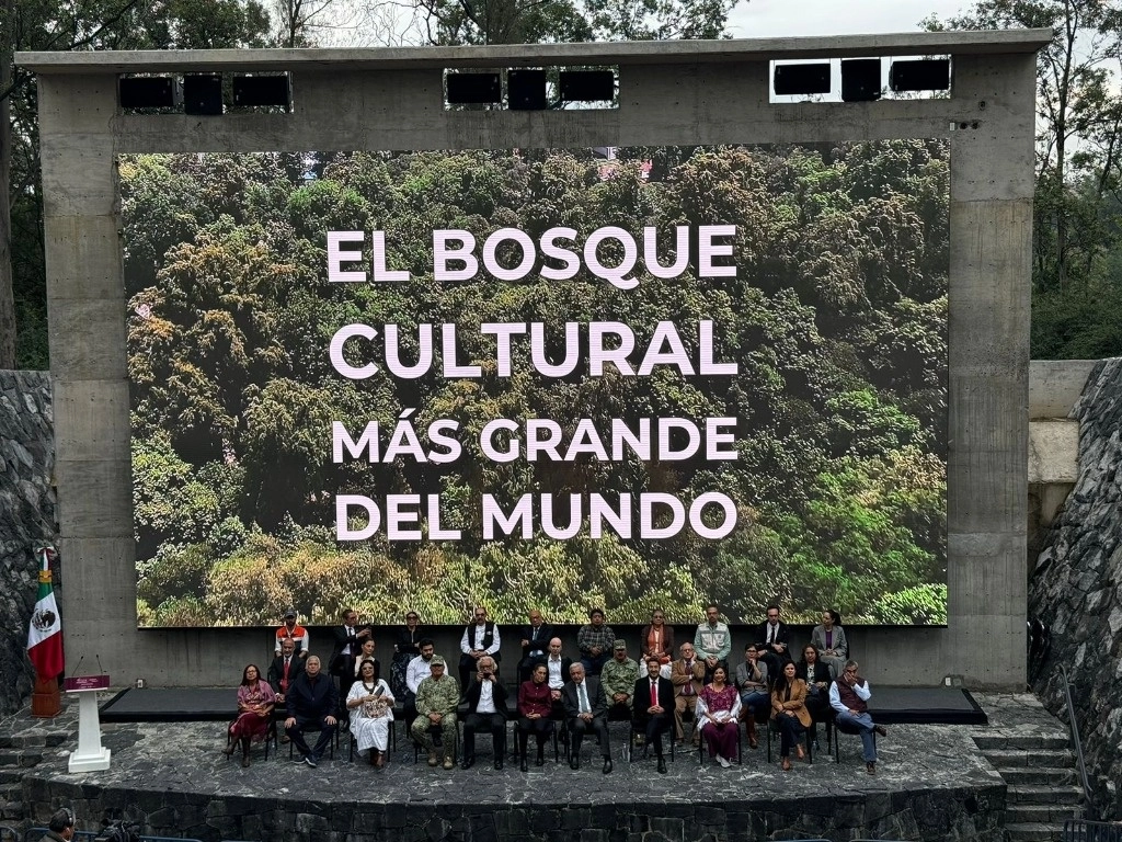 El presidente Andrés Manuel López Obrador y su sucesora Claudia Sheinbaum encabezan la inauguración de la Cuarta Sección del Bosque de Chapultepec y la Línea 3 del Cablebús de la Ciudad de México, en la Cineteca Nacional de Chapultepec. Foto Luis Castillo