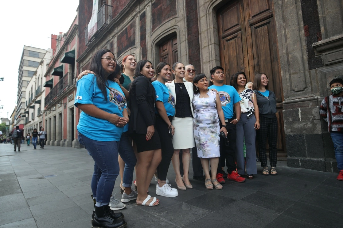 La jefa de Gobierno, Claudia Sheinbaum, encabezó la presentación del libro ‘Antología de sueños de un viaje imposible’ en el Museo de la Ciudad. Foto Yazmín Ortega Cortés