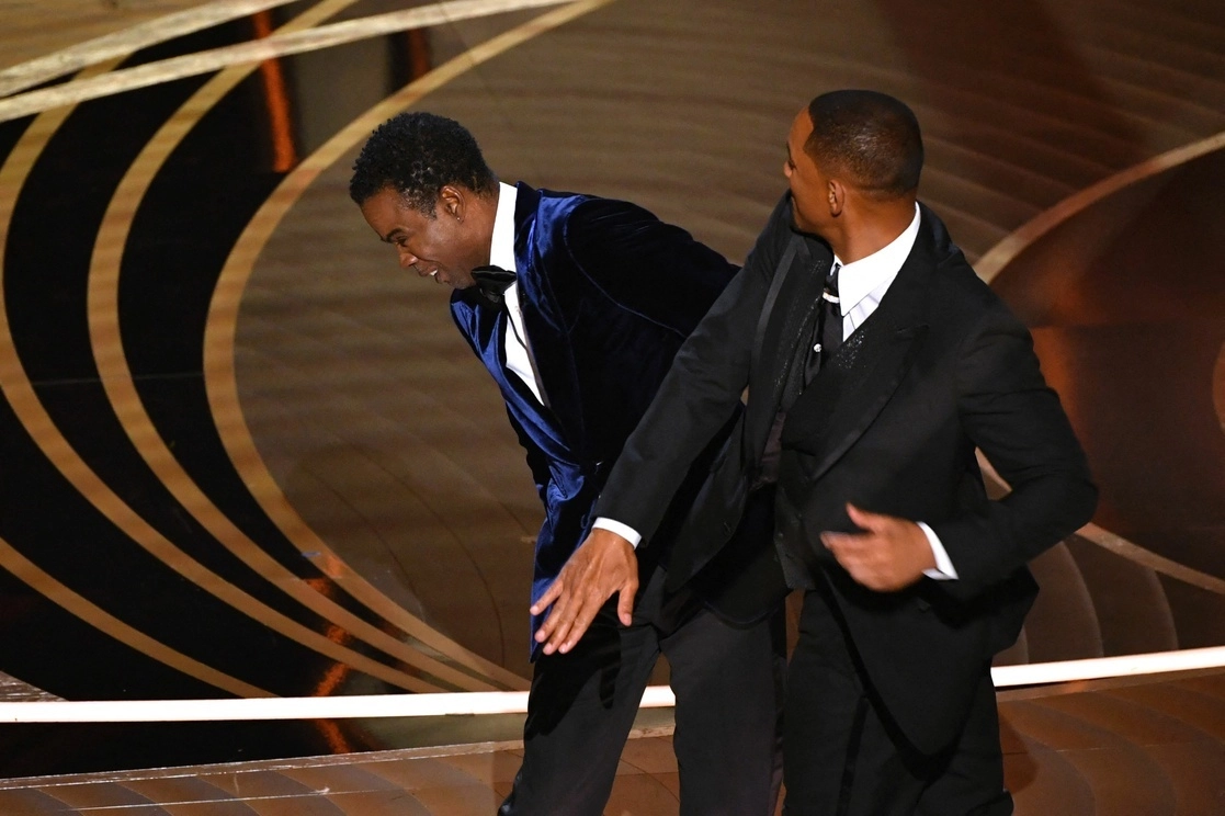 Will Smith subió al escenario y golpeó al comediante, quien no pareció tomar en serio la bofetada. Foto Afp