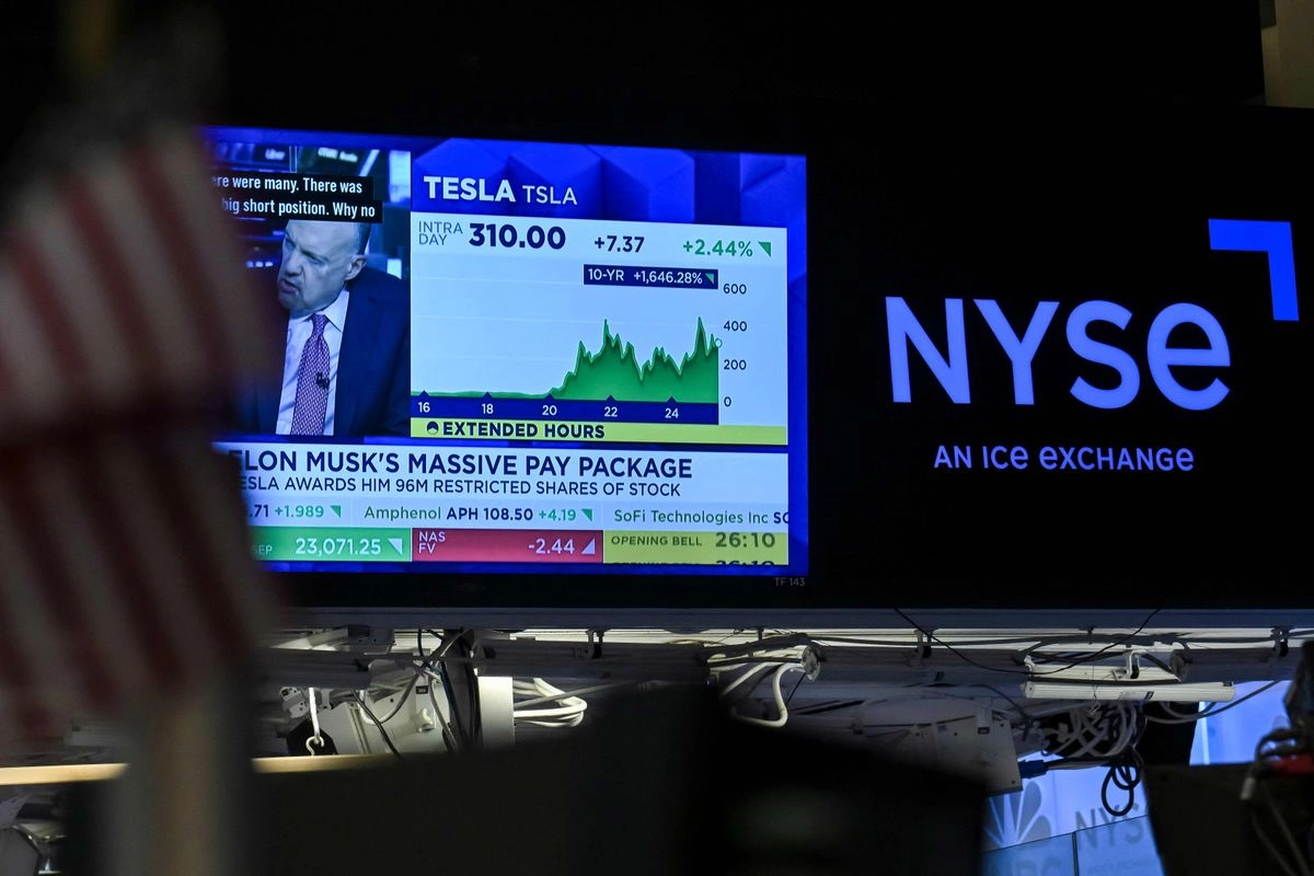 Las estadísticas del mercado se muestran en una pantalla mientras los operadores trabajan en el parqué de la Bolsa de Valores de Nueva York (NYSE) durante la jornada matutina del 4 de agosto de 2025 en la ciudad de Nueva York. Foto