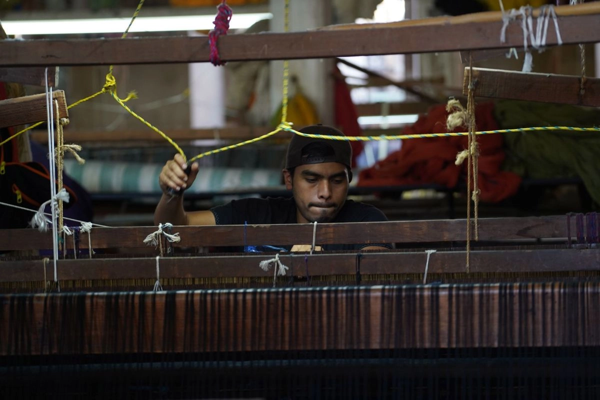En mayo de este año, el personal ocupado total en la industria manufacturera disminuyó 0.3 por ciento a tasa mensual. Por tipo de contratación, el personal no dependiente (que se contrata y proporciona por otra razón social y por honorarios o comisiones sin sueldo o salario fijo) descendió 2.1 por ciento y el personal dependiente de la razón social, 0.3 por ciento, --el número de las y los obreros y técnicos en producción y el de las y los empleados administrativos, contables y de dirección retrocedió 0.3 por ciento--.