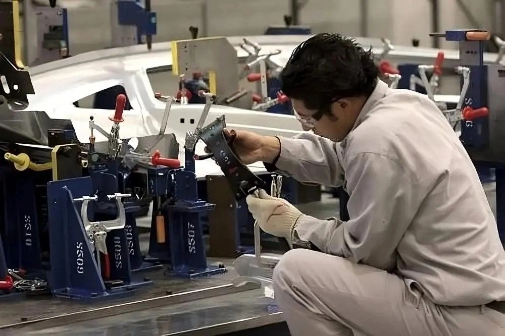 Según datos del Inegi, con cifras originales, el volumen físico de la producción descendió 0.2 por ciento; afectado por el curtido y acabado de cuero y piel, y fabricación de productos de cuero, piel y materiales sucedáneos, que descendieron en diciembre 13.9 por ciento anual; fabricación de equipo de computación, comunicación, medición y de otros equipos, componentes y accesorios electrónicos descendió 5.3 por ciento; y fabricación de productos textiles, excepto prendas de vestir; así como fabricación de prendas de vestir, 8.3 y 4.8 por ciento, respectivamente. Foto María Luisa Severiano