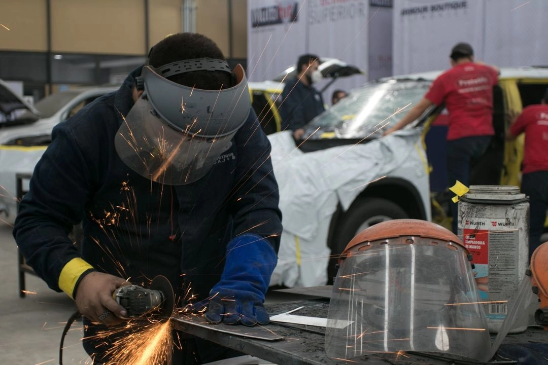 En enero de 2025, el personal ocupado total en la industria manufacturera se mantuvo casi sin cambio a tasa mensual, al aumentar 0.2 por ciento; mientras que el mes previo no presentó crecimiento. 
