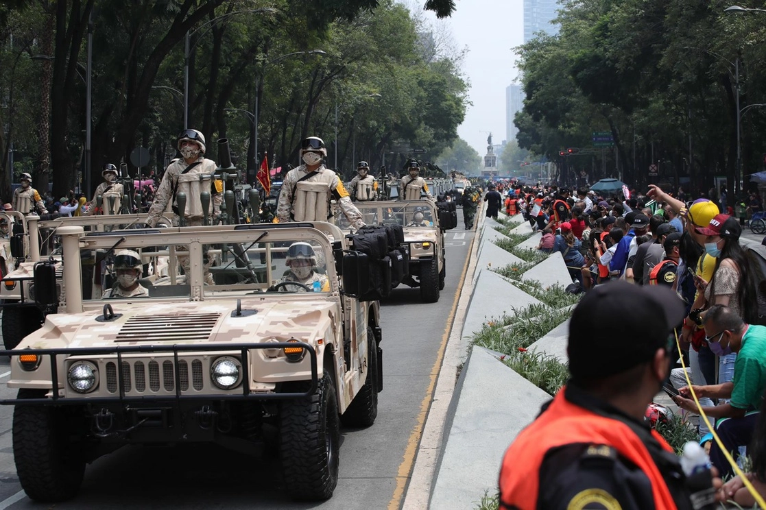 Contingentes marchan sobre Paseo de Reforma durante el Desfile Militar del 16 de Septiembre, en el marco del 211 aniversario del inicio de la Independencia de México, en la capital del país. Foto Luis Castillo