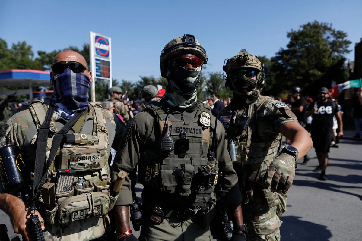 Agentes de Inmigración y Control de Aduanas (ICE) en el vecindario Brighton Park de Chicago, el 5 de octubre de 2025.