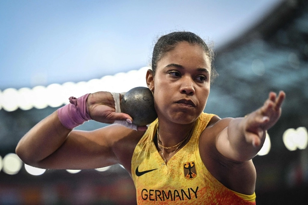 La alemana Yemisi Ogunleye compite en la final de lanzamiento de bala femenina del evento de atletismo en los Juegos Olímpicos de París 2024 en el Stade de France en Saint-Denis, al norte de París, el 9 de agosto de 2024. Foto Afp