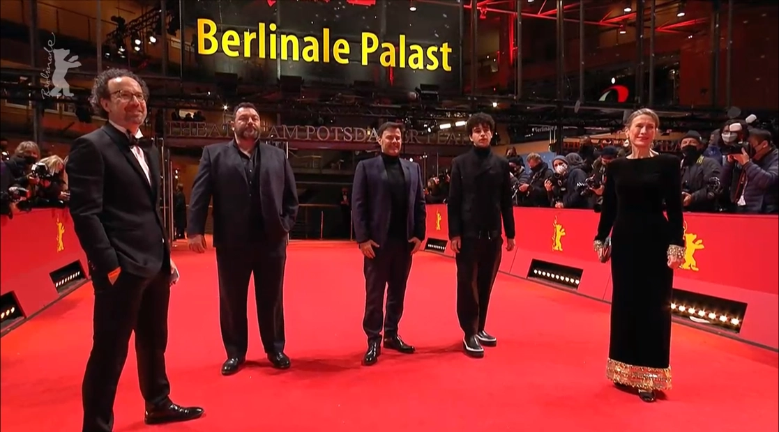 (De izq. a der.) Carlo Chatrian, director creativo, el cineasta francés François Ozone y Mariane Risenbeek, directora organizativa a la entrada del Berlinale Palast, sede del Festival de cine de Berlín, el 10 de febrero de 2022. Foto Alia Lira Hartmann