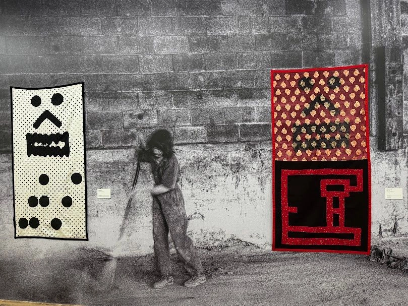 Tina Girouard barre bajo un muelle del puente de Brooklyn; sobre esta imagen se montaron tres paneles de tela: ‘Niño’, ‘Casa’ y ‘Evidencia contradictoria’. Foto