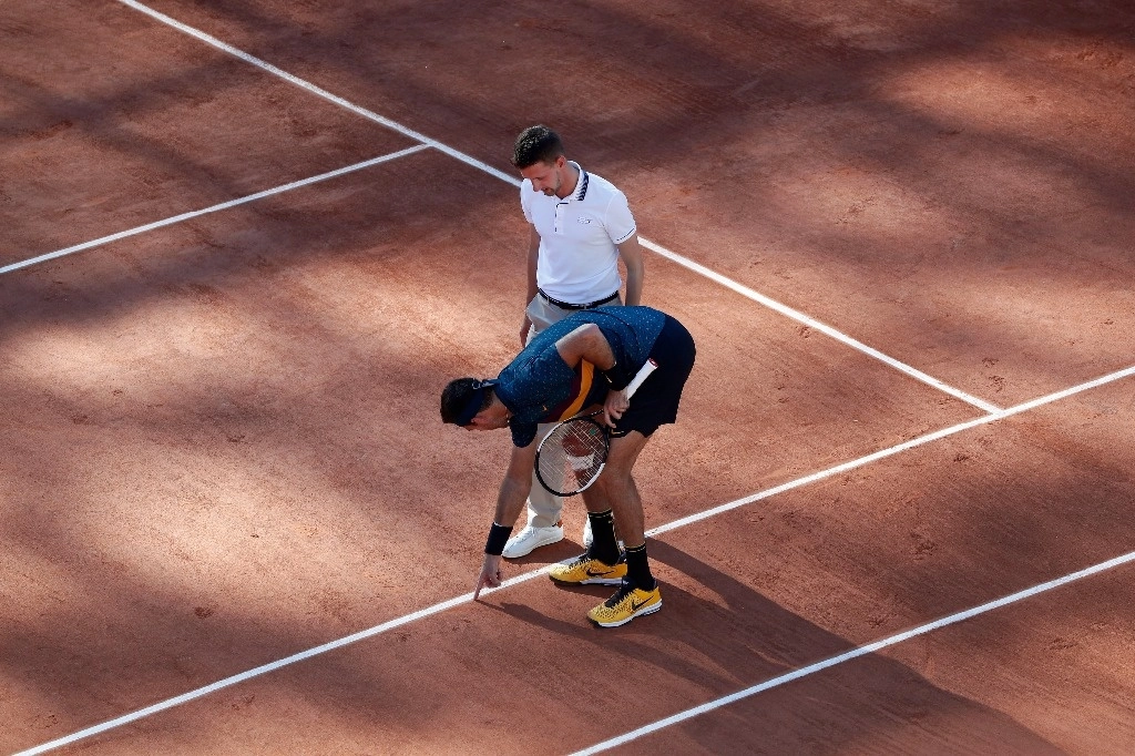 El argentino Juan Martín del Potro dialoga con un juez de línea sobre si una pelota estaba dentro o fuera, durante un partido del Abierto de Francia. Foto Ap / Archivo