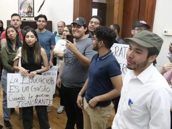 Un grupo de alumnos que forman parte del colectivo Universidad Gratis irrumpió ayer en el despacho del rector de la Universidad Nacional Autónoma de Chihuahua, Luis Alfonso Rivera, donde denunciaron persecución de las autoridades de la casa de estudios. Foto tomada de X 