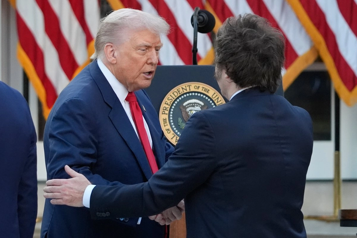 El presidente de Estados Unidos, Donald Trump,dialoga con el presidente argentino, Javier Milei, en la Casa Blanca, en Washington, D.C., el 14 de octubre de 2025. Foto  