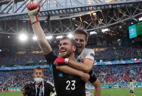 El portero español Unai Simón Mendibil se convirtió en el héroe para su equipo, al detener dos disparos de los suizos y con ello conseguir el pase a las semifinales. Foto tomada de la cuenta de Twitter @Euro2020