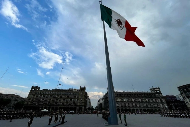Ceremonia de Arriamiento de Bandera Monumental” en la plancha del Zócalo capitalino. Foto Roberto García