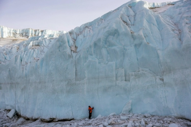Después de un derretimiento histórico en febrero, la banquisa antártica tiene dificultades para recuperarse a pesar de la llegada del invierno en el hemisferio sur, un fenómeno que podría acelerar el calentamiento global y amenazar a numerosas especies del océano austral. Foto Ap / Archivo
