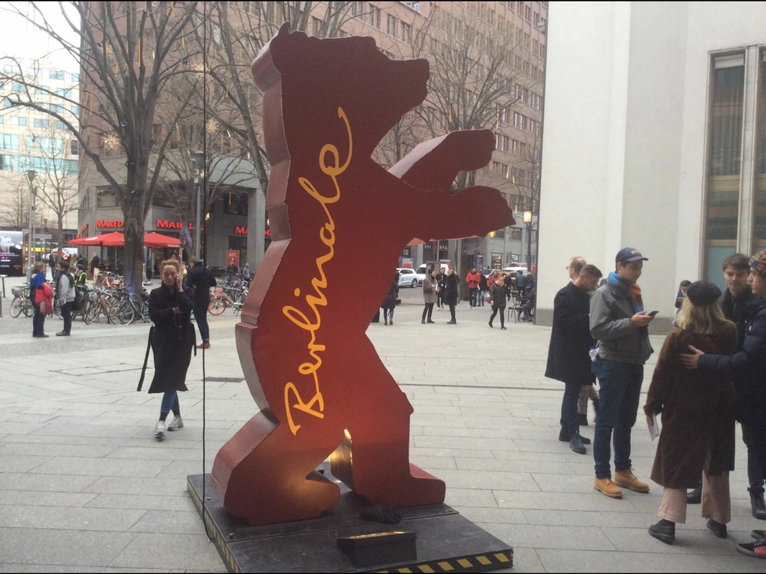 El oso emblema de la Berlinale, en las calles de la capital alemana anunciando el festival. Foto Alia Lira Hartmann