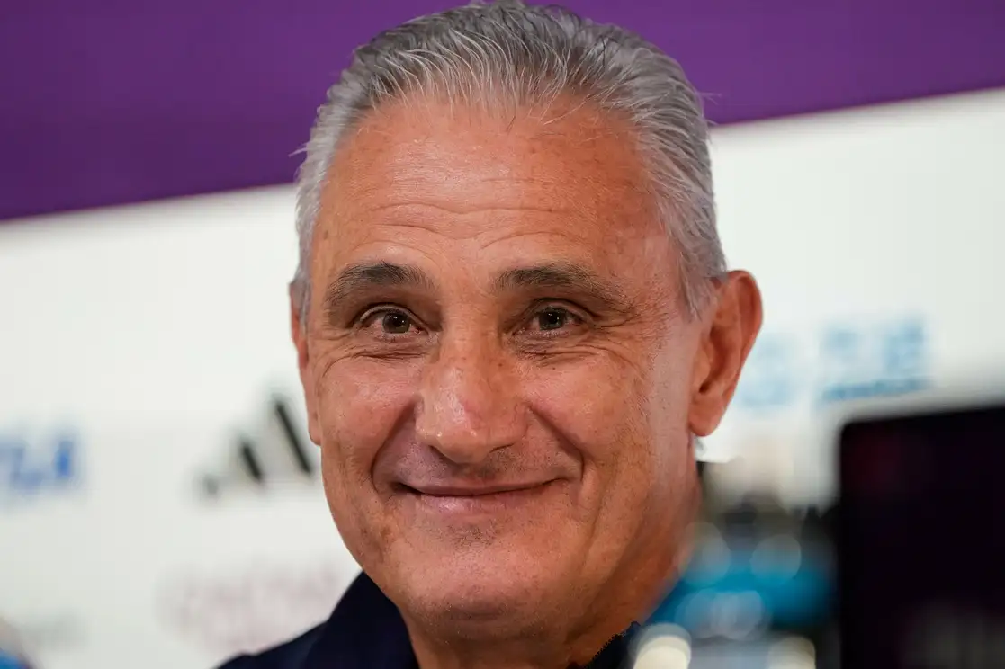 La sorpresiva derrota de la Argentina de Lionel Messi en su debut en Qatar ha hecho reflexionar a Brasil, otro favorito al título, sobre las dificultades y presiones en el Mundial, dijo Tite el 23 de noviembre de 2022. Foto Ap