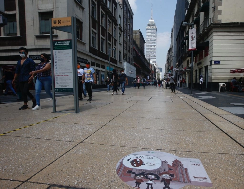 Autoridades colocaron los avisos sobre la calle Madero sobre la prohibición de fumar en la vialidad, el 17 de agosto de 2021. Foto Guillermo Sologuren