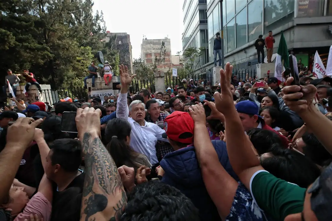 El presidente Andrés Manuel López Obrador ingresó por Francisco I. Madero hacia el Zócalo, durante la marcha a la que convocó a la ciudadanía en la Ciudad de México, el domingo 27 de noviembre de 2020. Foto Marco Peláez