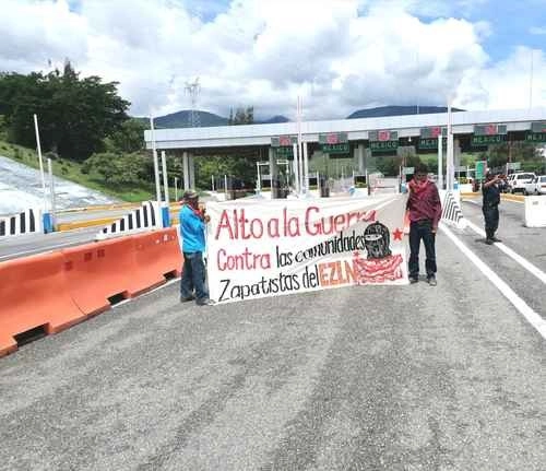 Integrantes de la Caravana Nacional por una Vida Digna para los Pueblos Indígenas, que partió ayer por la mañana de Acapulco, Guerrero, hacia la Ciudad de México, se manifestaron durante media hora en la caseta de cobro de Palo Blanco, en Chilpancingo- Foto Sergio Ocampo