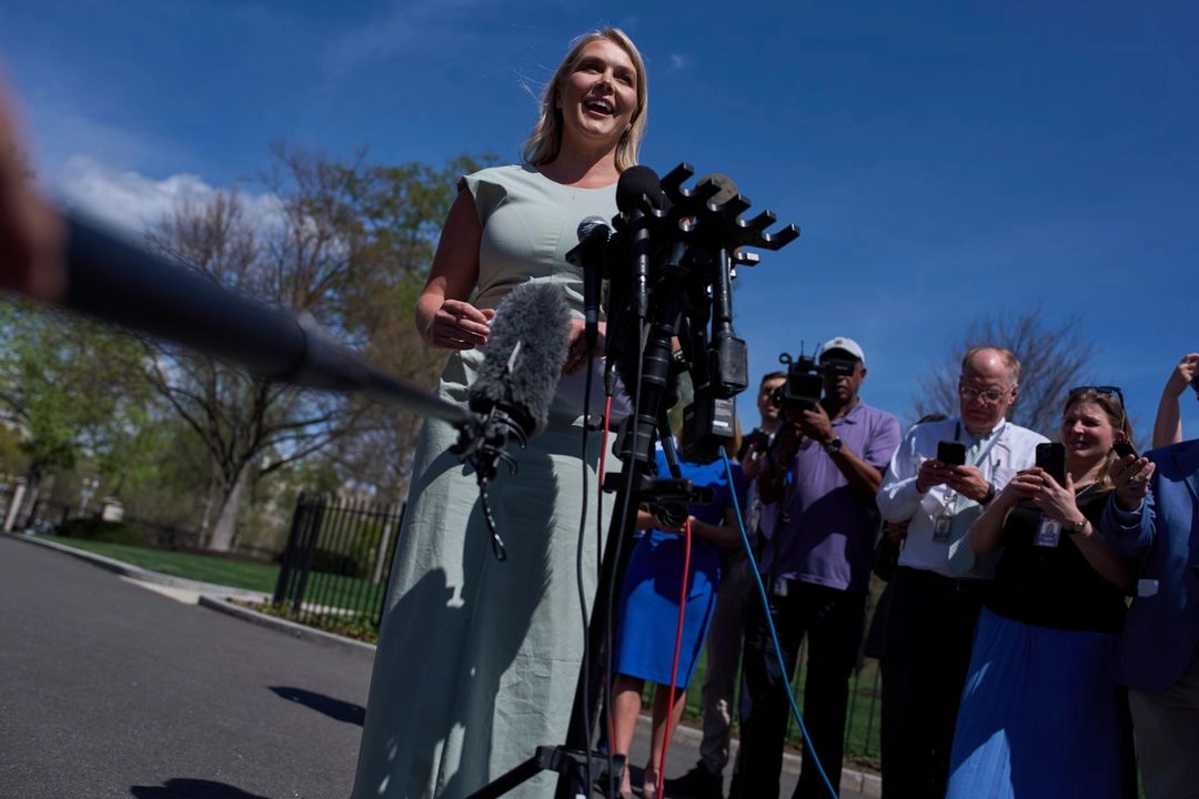 La secretaria de prensa de la Casa Blanca, Karoline Leavitt, habla con periodistas en la Casa Blanca, el lunes 31 de marzo de 2025, en Washington. Foto