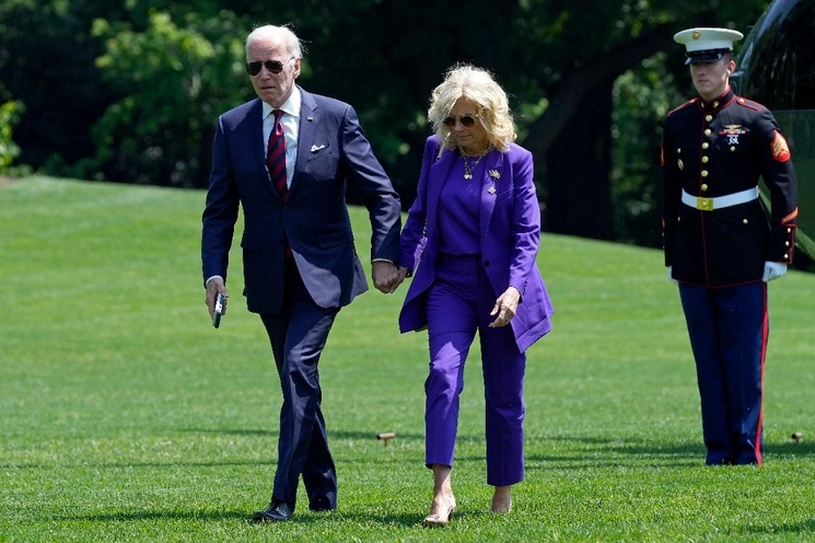 El presidente Joe Biden y la primera dama Jill Biden caminan por el jardín sur de la Casa Blanca en Washington, el lunes 15 de mayo de 2023. Foto Ap