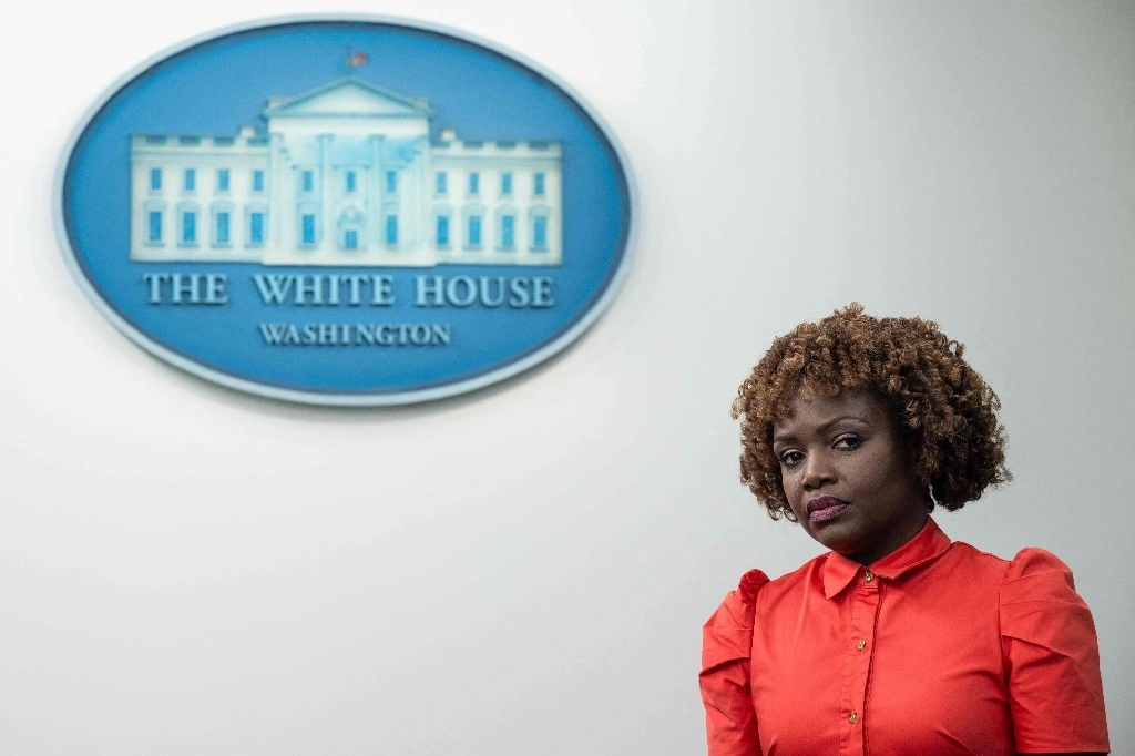 La secretaria de prensa de la Casa Blanca, Karine Jean-Pierre, observa durante la sesión informativa diaria en la sala de conferencias de prensa James S Brady de la Casa Blanca en Washington, DC, el 21 de marzo de 2023.  Foto Afp