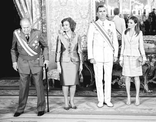 En imagen de 2014, los entonces reyes de España Juan Carlos y Sofía, con los príncipes Felipe y Letizia. Foto Ap

