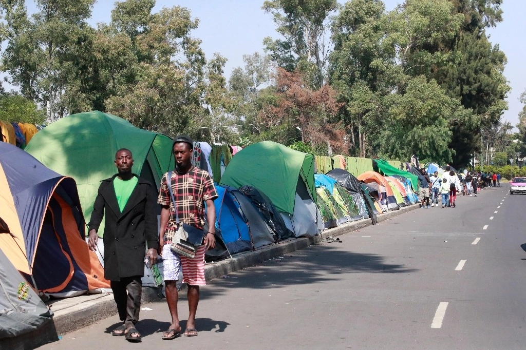 Migrantes acampan en los alrededores del Bosque de Tláhuac, donde cocinan, duermen y lavan su ropa. Foto Luis Castillo /Archivo