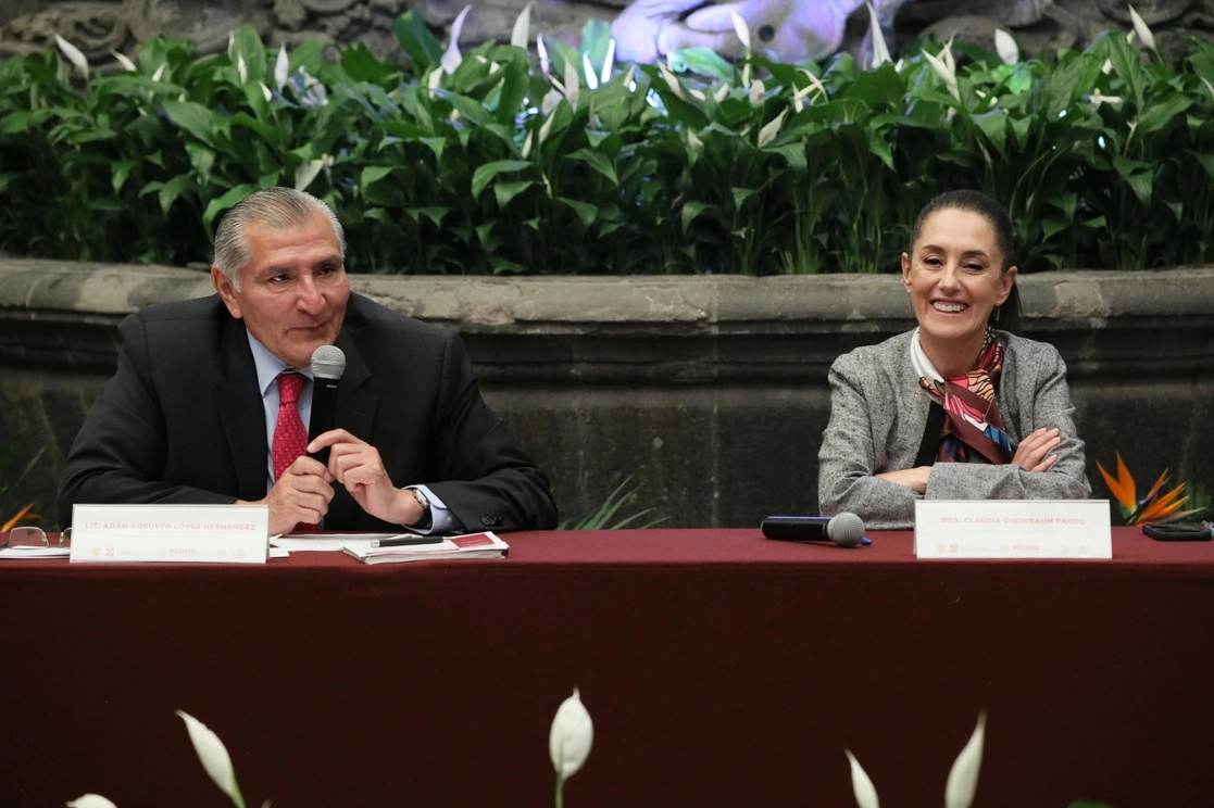 La jefa de Gobierno de la Ciudad de México, Claudia Sheinbaum Pardo, y el titular de la Secretaría de Gobernación, Adán Augusto López Hernández, promovieron ante diputados locales la iniciativa de reforma constitucional que extiende a 2028 el plazo para que las fuerzas armadas realicen labores de seguridad pública. Foto 'La Jornada'