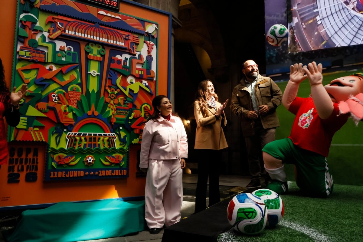 Clara Brugada, jefa de Gobierno; Ximena Suárez, directora de relaciones institucionales de la FIFA México, y Raúl Basulto Luviano, secretario de Obras y Servicios de la capital, ayer durante el anuncio.Foto 
