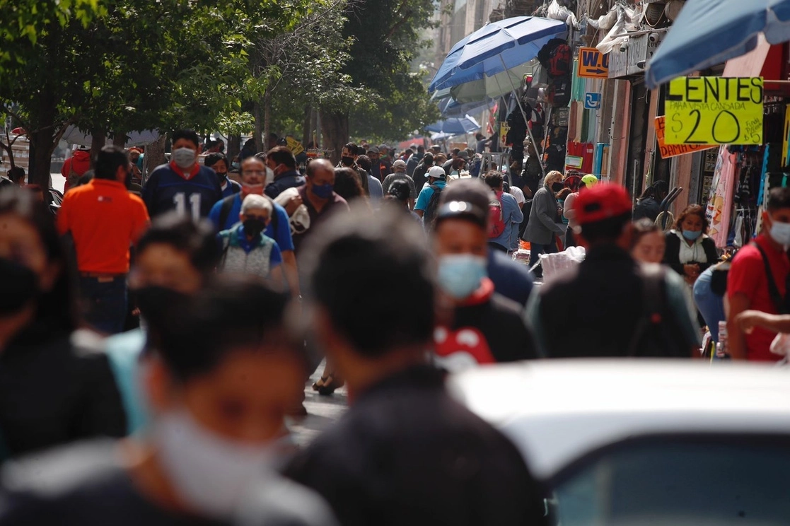Ciudadanos en el Centro Histórico de la Ciudad de México. Foto Cristina Rodríguez / Archivo
