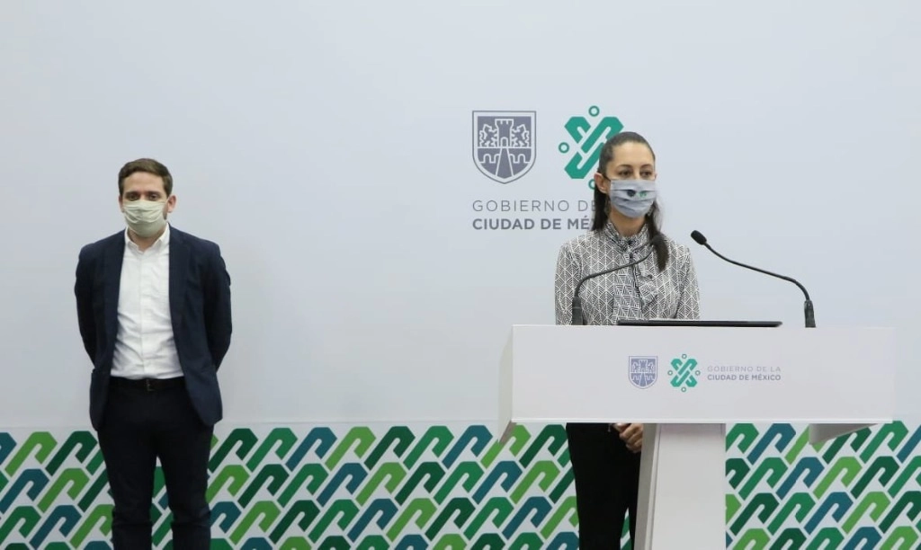 Durante sus conferencia virtual de este viernes, la jefa de Gobierno, Claudia Sheinbaum, guardó un minuto de silencio por las víctimas de Covid-19 y agradeció al personal de salud por “su incansable labor”. Foto tomada del Twitter @Claudiashein