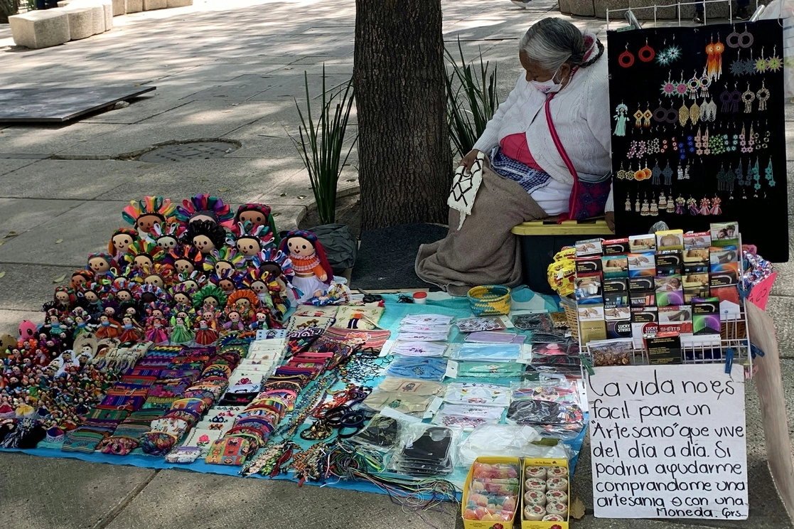 Una mujer ofrece sus artesanías en el Paseo de la Reforma. Foto José Antonio López