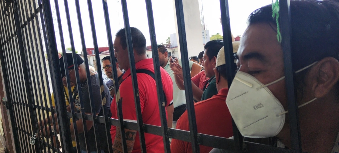 Maestros de la Ceteg, región Acapulco, ‘tomaron’ las instalaciones del Centro de Maestros 1201, ubicadas en la ex zona militar, -actualmente albergan oficinas municipales y estatales- en protesta por las condiciones laborales que afectan a trabajadores de este tipo de oficinas, el 7 de marzo de 2023. Foto Héctor Briseño
