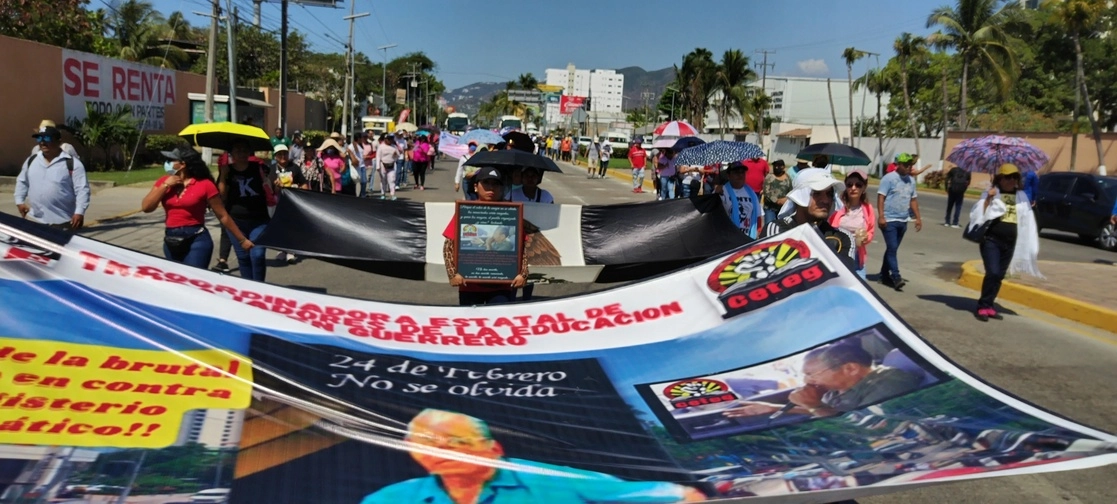 La Ceteg marchan sobre en el bulevar de las Naciones por el octavo aniversario luctuoso del profesor Claudio Castillo Peña. Foto Héctor Briseño
