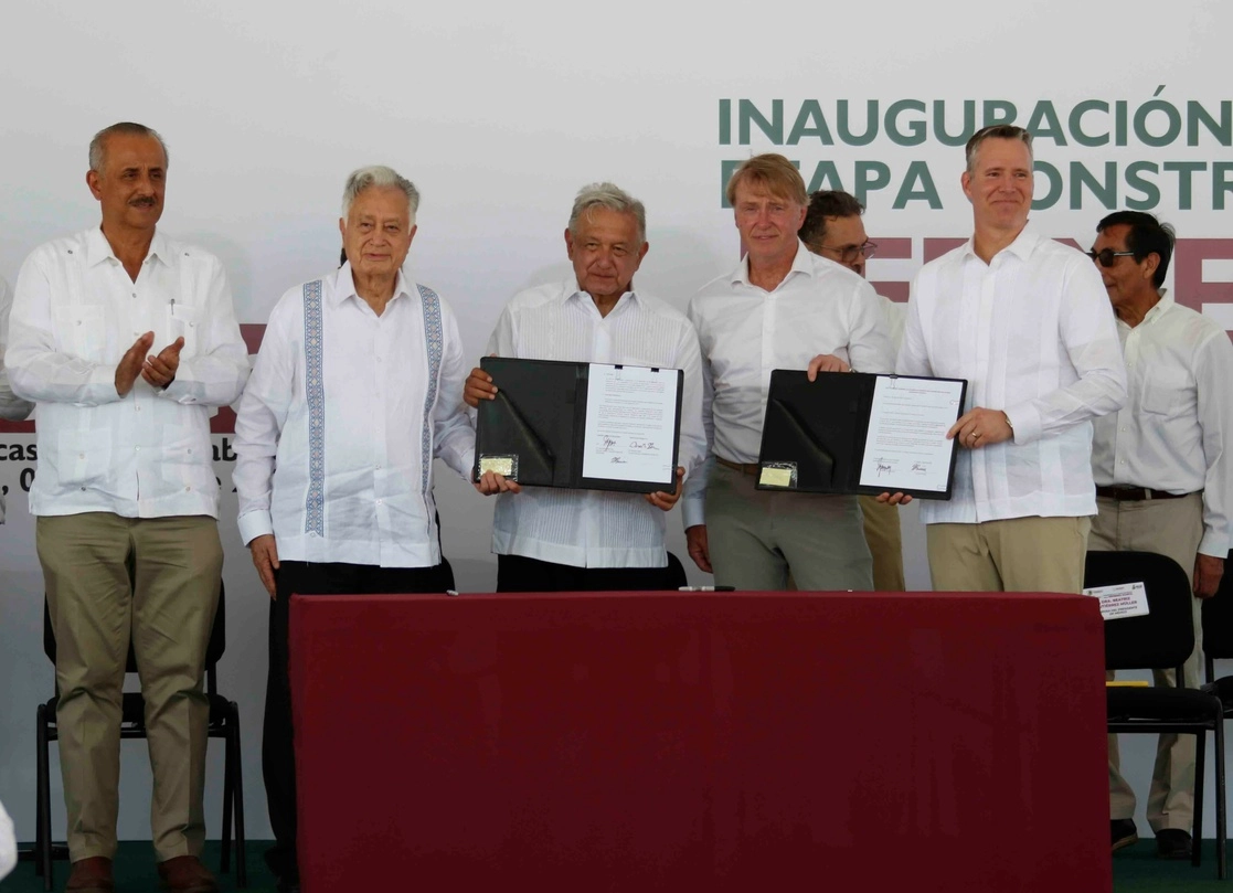 Durante la inauguración de la refinería Olmeca, el presidente Andrés Manuel López fue testigo de la firma de convenios entre CFE y empresas internacionales. Foto Presidencia
