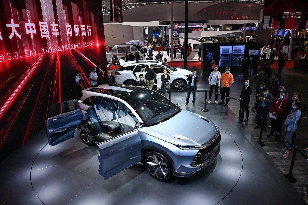 BYD, el mayor fabricante de vehículos eléctricos de China, entregó en diciembre 207 mil 734 vehículos eléctricos, lo que representó un aumento anual de alrededor de nueve por ciento. Foto Afp.