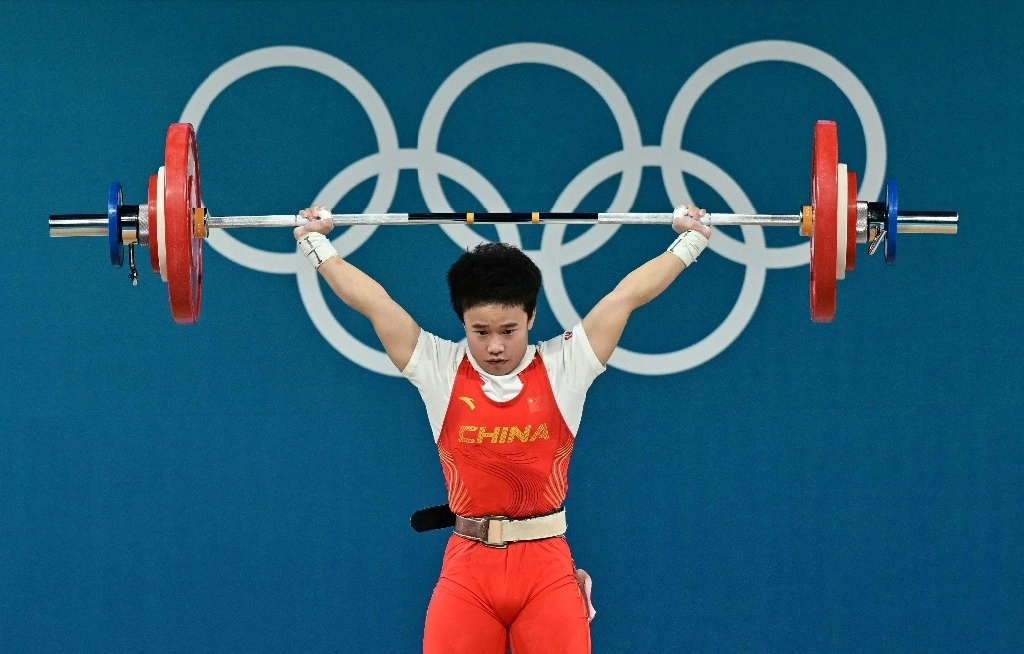 Hou Zhihui de China compite en el evento de levantamiento de pesas femenino de -49 kg durante los Juegos Olímpicos de París 2024 en el South Paris Arena en París, el 7 de agosto de 2024. Foto Afp