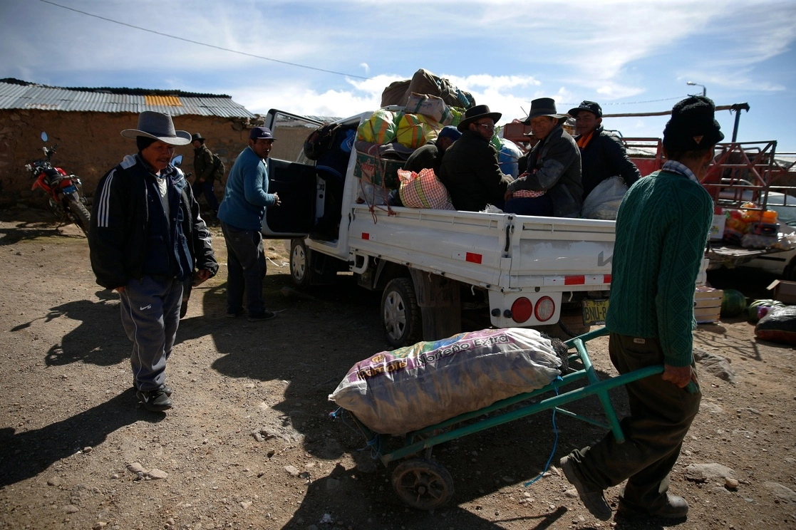 Caminos carreteros y rurales de Perú están siendo liberados tras bloqueos de protesta contra el gobierno. Foto Ap