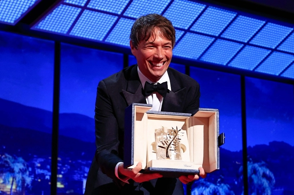 El director estadounidense Sean Baker posa después de ganar la Palma de Oro por la película 'Anora' durante la ceremonia de clausura de la 77ª edición del Festival de Cine de Cannes en Cannes, sur de Francia, el 25 de mayo de 2024. Foto Afp