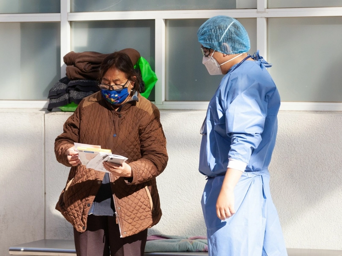 Afuera del Hospital General de México, un médico da información y proporciona una receta a una familiar de un paciente con Covid-19. Foto Pablo Ramos