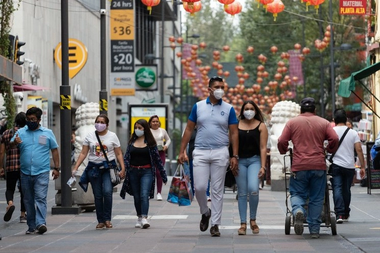Personas acuden al Centro Histórico con protección, pero aún hay gente que no usa cubrebocas. Foto Pablo Ramos
