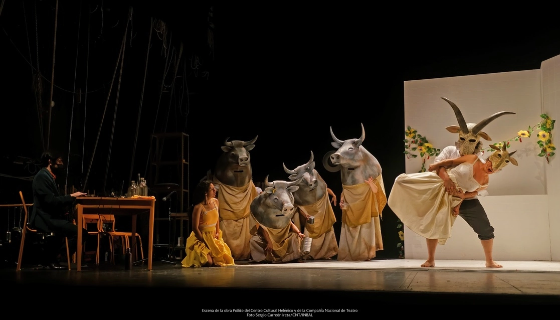Escena de la obra 'Pollito', del Centro Cultural Helénico y la CNT. Foto Sergio Carreón/CNT/Inbal
