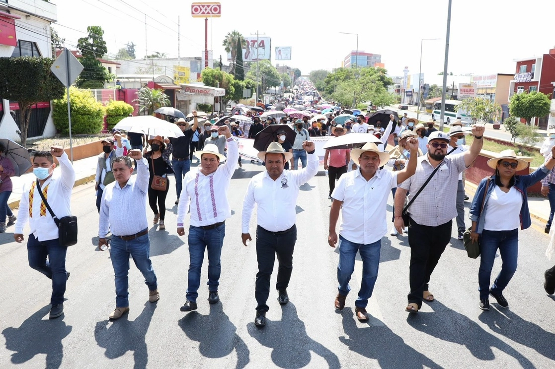 En imagen de archivo, marcha de trabajadores de la CNTE en Oaxaca. Foto Cuartoscuro
