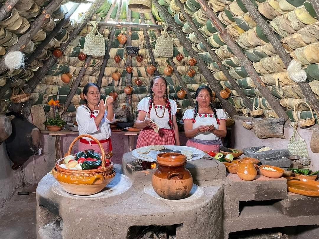El grupo de cocineras Otomí Cocina Tradicional explica en un video el proceso de elaboración de la receta de xincoyote, originaria de Santiago de Anaya, en el valle del Mezquital. Foto cortesía Secretaría de Cultura
