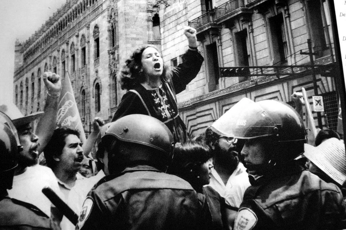 Rosario Ibarra de Piedra durante un mitin por los desaparecidos políticos de 1968, en el Centro Histórico de la Ciudad de México, en agosto de 1978. Foto Archivo Comité ¡Eureka! / ‘La Jornada’ 