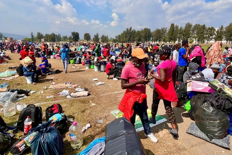 Migrantes afuera de la estación provisional de Tláhuac fueron trasladados por el INM en camiones a otras estancias del país para evitar crisis de hacinamiento. Foto Luis Castillo