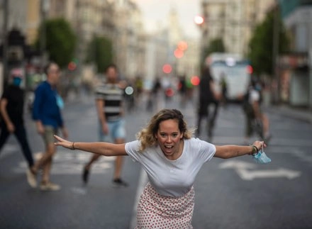 La Comisión Europea propuso a los países del bloque prolongar el cierre de la frontera exterior de la Unión Europea hasta el 15 de junio, cuando varios países empiezan a relajar las restricciones. En la imagen, festejo en la capital ibérica. Foto Ap